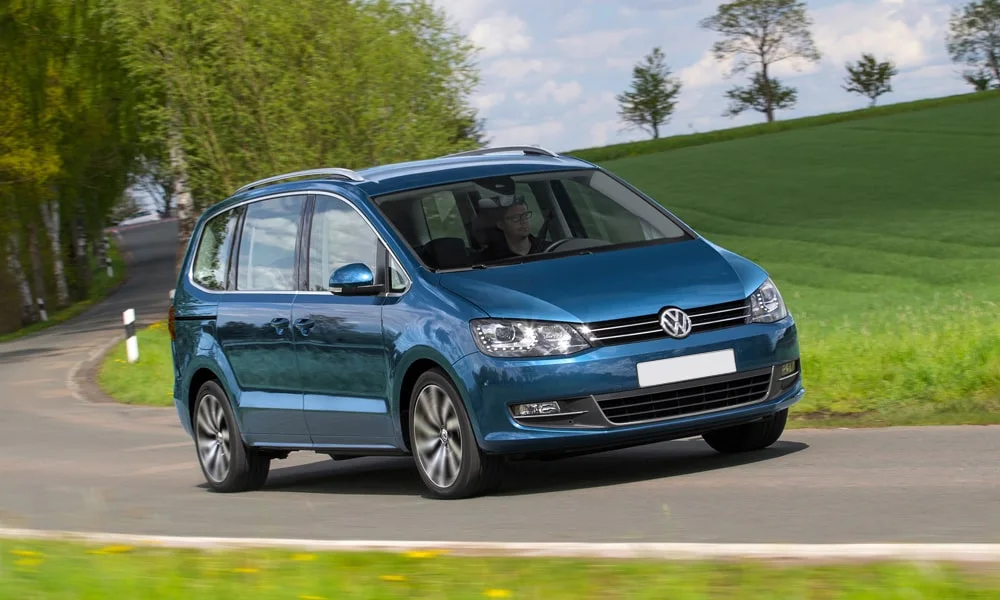 Фото Volkswagen Sharan — вид спереди, фото 4. Синий кузов, строгая симметрия оптики — базовый ракурс знакомства с дизайном Volkswagen Sharan — вид спереди, фото 4