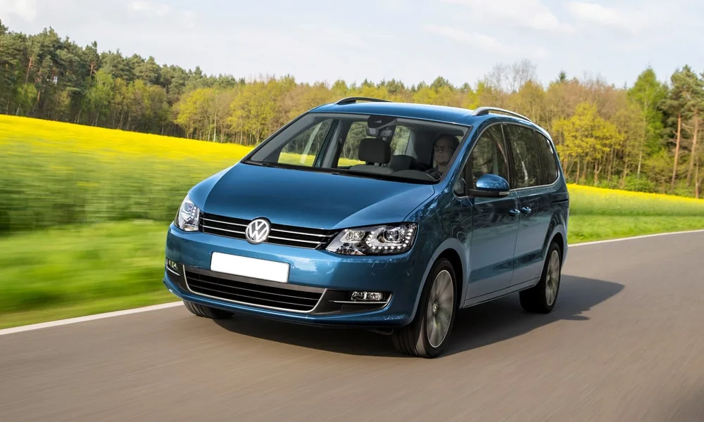 Фото Volkswagen Sharan — вид спереди, фото 5. Анфас: пропорции капота, посадка кузова и графика ходовых огней. Дневные ходовые огни включаются автоматически с запуском Volkswagen Sharan — вид спереди, фото 5