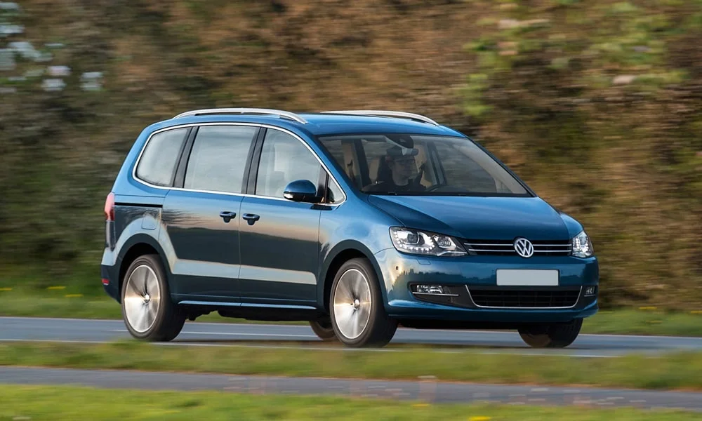 Фото Volkswagen Sharan — вид спереди, фото 6. Кузов в синем цвете: рисунок оптики и решётки задаёт узнаваемое «лицо» модели Volkswagen Sharan — вид спереди, фото 6