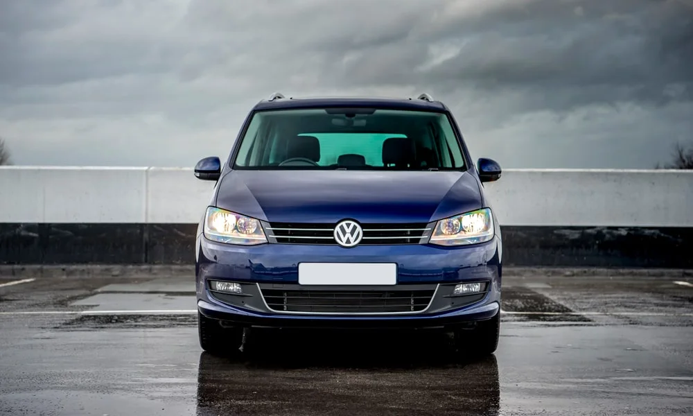 Фото Volkswagen Sharan — вид спереди, фото 7. Кузов в синем цвете: рисунок оптики и решётки задаёт узнаваемое «лицо» модели Volkswagen Sharan — вид спереди, фото 7