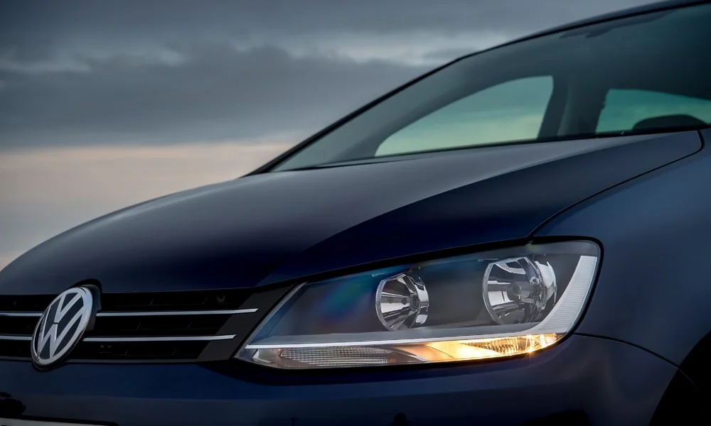 Фото Volkswagen Sharan — вид спереди, фото 10. Анфас: пропорции капота, посадка кузова и графика ходовых огней Volkswagen Sharan — вид спереди, фото 10
