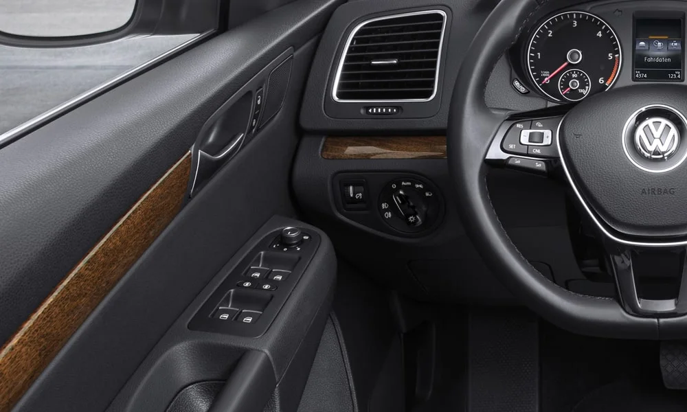 Фото Volkswagen Sharan — приборная панель. Скорость, запас хода и подсказки ассистентов перед глазами. Запас хода и расход выводятся крупно — главные цифры ежедневных поездок Volkswagen Sharan — приборная панель