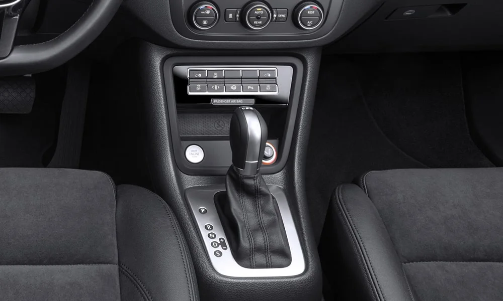 Фото Volkswagen Sharan — селектор коробки передач. Управление коробкой: компактный селектор освобождает место на тоннеле. Автохолд удерживает машину на светофоре без ноги на тормозе Volkswagen Sharan — селектор коробки передач