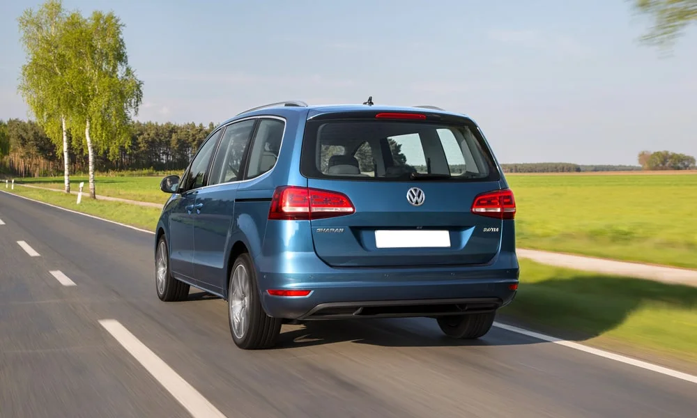 Фото Volkswagen Sharan — вид сзади, фото 3. Синий кузов сзади — фонари и бампер определяют ночной образ модели. Насадки выхлопа или их имитация внизу бампера различают версии Volkswagen Sharan — вид сзади, фото 3