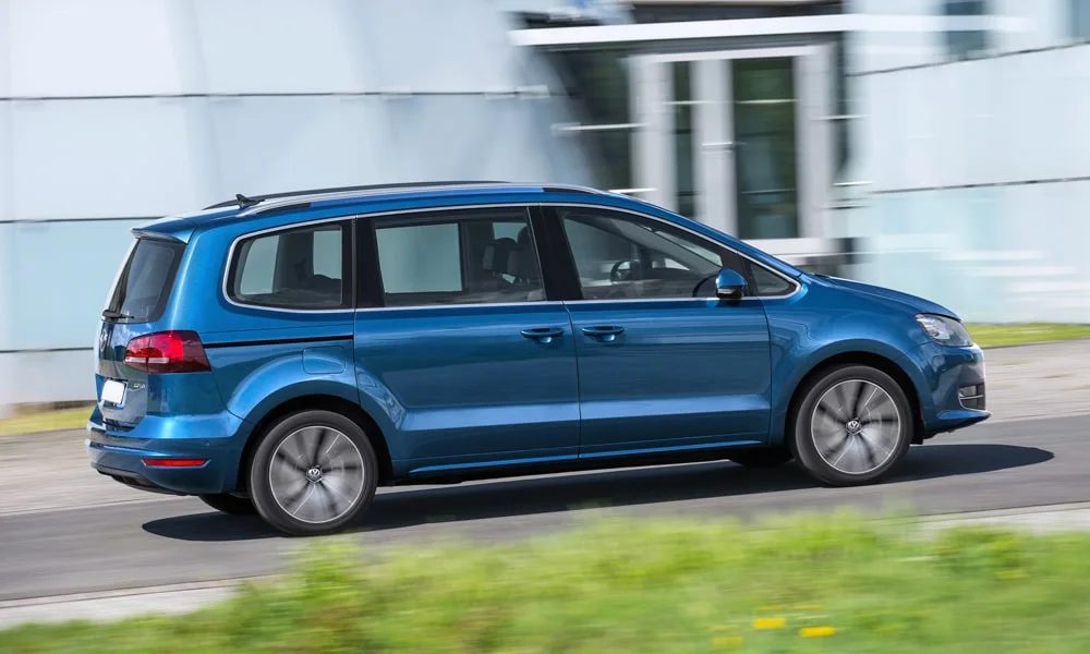 Фото Volkswagen Sharan — вид сзади, фото 4. Линия крыши, стойки и задняя дверь в синем исполнении. Светодиодная полоса или раздельные секции — задняя оптика стала главным украшением кормы Volkswagen Sharan — вид сзади, фото 4