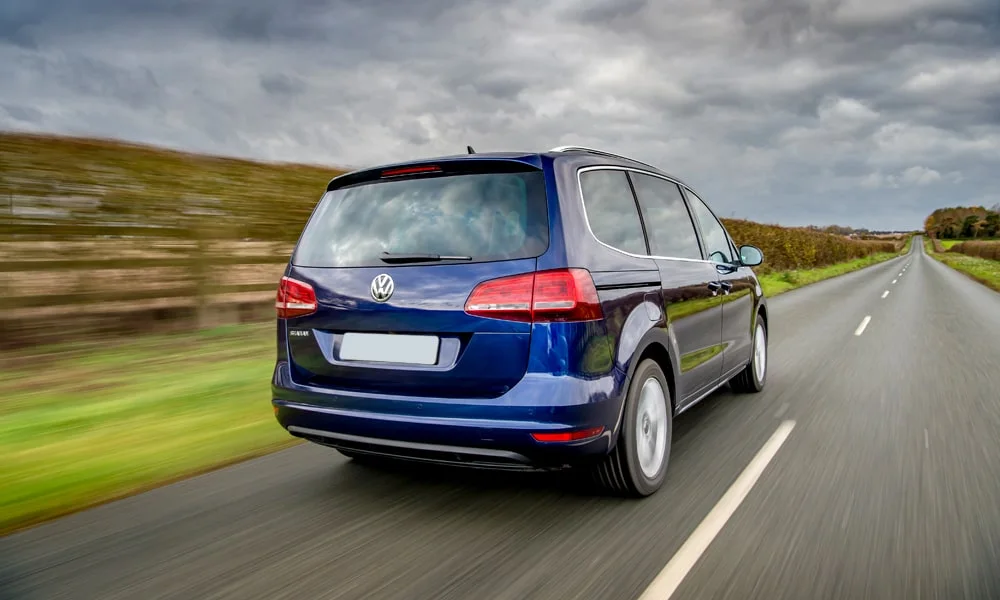 Фото Volkswagen Sharan — вид сзади, фото 6. Синий кузов сзади — фонари и бампер определяют ночной образ модели Volkswagen Sharan — вид сзади, фото 6