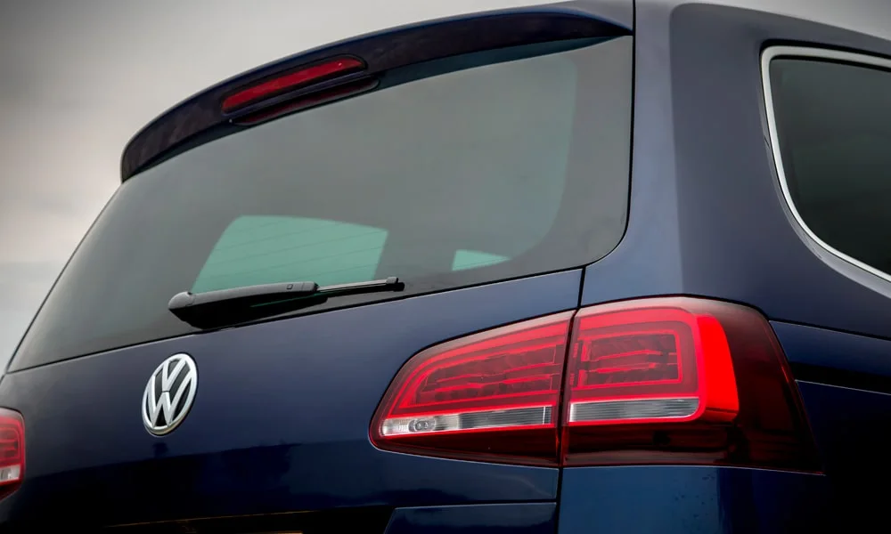 Фото Volkswagen Sharan — вид сзади, фото 8. Линия крыши, стойки и задняя дверь в синем исполнении. Насадки выхлопа или их имитация внизу бампера различают версии Volkswagen Sharan — вид сзади, фото 8