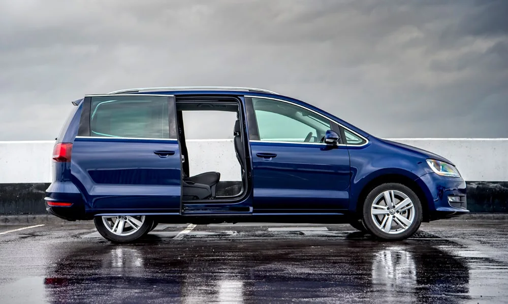 Фото Volkswagen Sharan — вид сбоку, фото 5. Профиль кузова: колёсная база, свесы и линия остекления Volkswagen Sharan — вид сбоку, фото 5