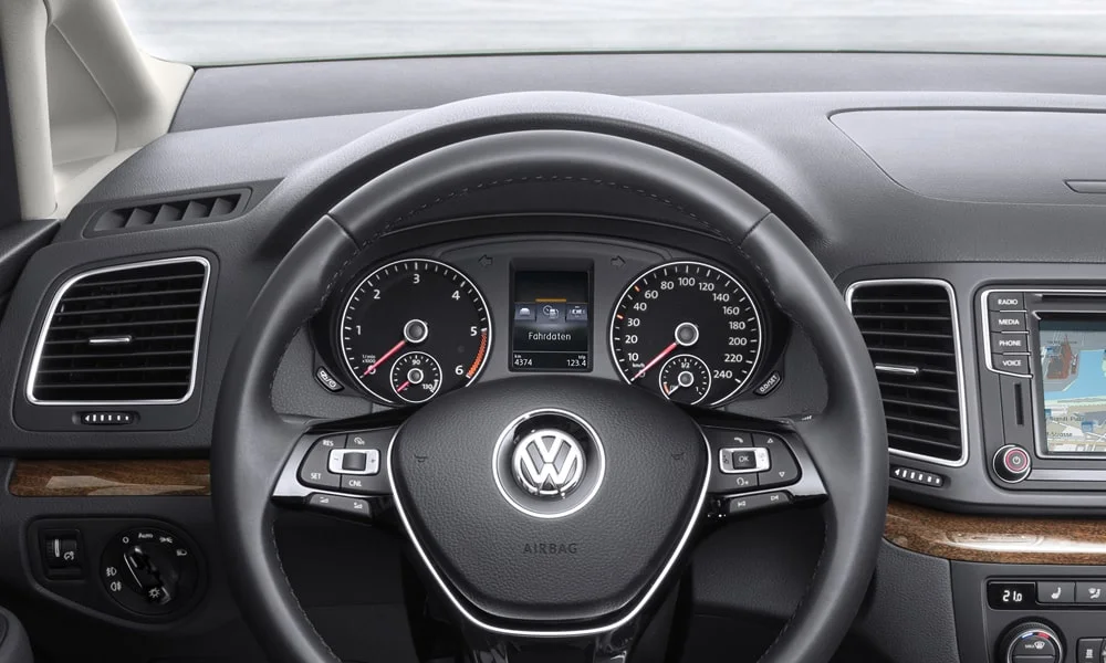 Фото Volkswagen Sharan — руль. Обшивка обода и компоновка спиц крупным планом Volkswagen Sharan — руль