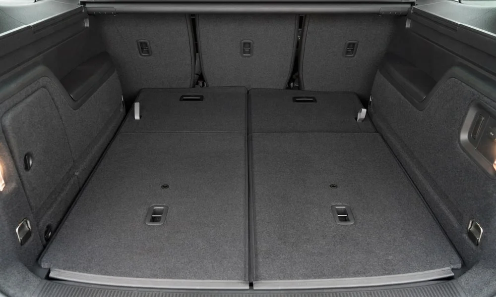 Фото Volkswagen Sharan — багажник. Форма проёма, ровный пол и организация пространства. Спинки второго ряда складываются и расширяют отсек под длинные грузы Volkswagen Sharan — багажник