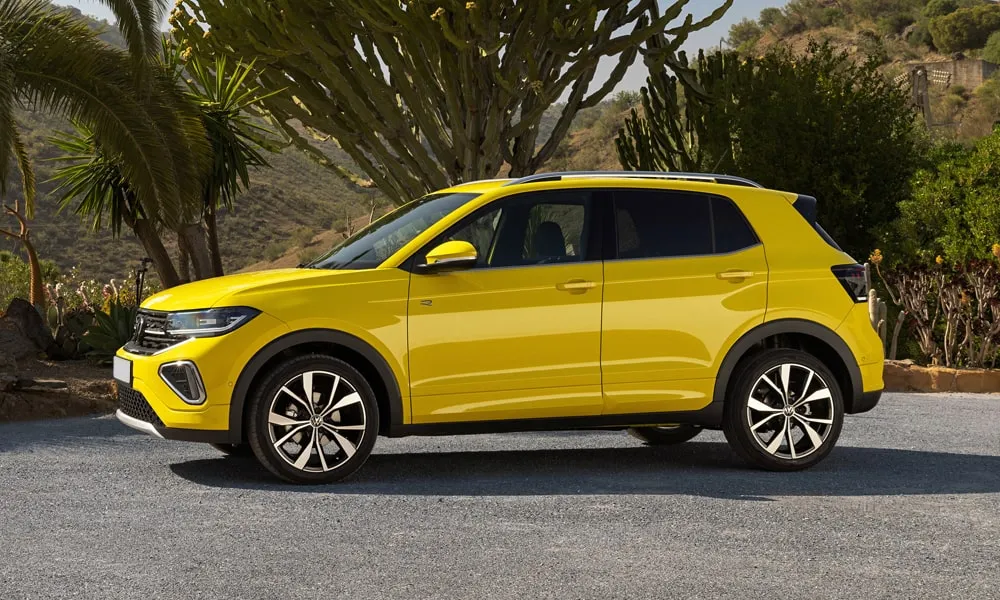 Фото Volkswagen T-Cross — вид спереди, фото 8. Кузов в жёлтом цвете: рисунок оптики и решётки задаёт узнаваемое «лицо» модели. Дневные ходовые огни включаются автоматически с запуском Volkswagen T-Cross — вид спереди, фото 8