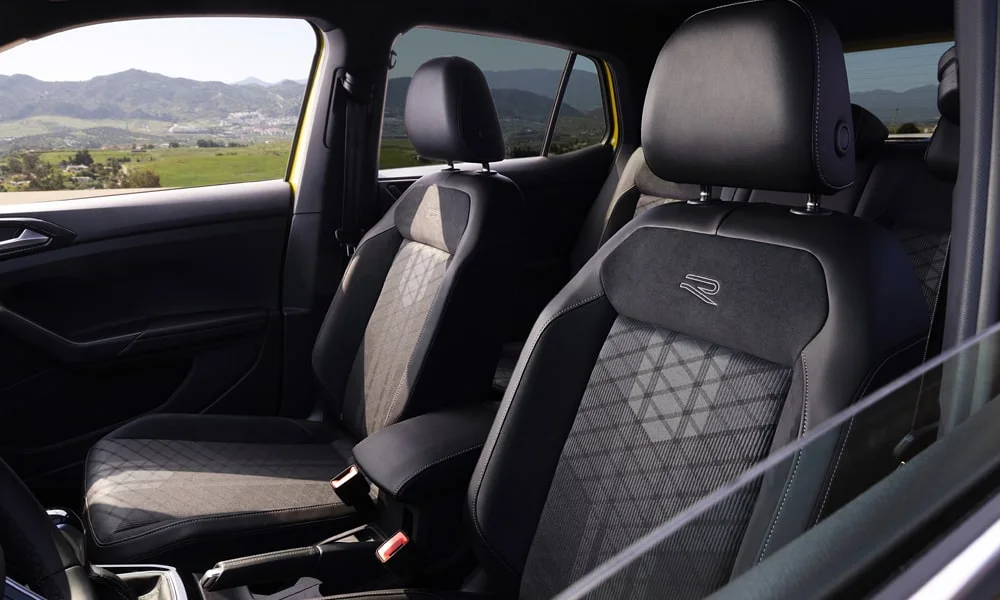 Фото Volkswagen T-Cross — передние сиденья. Профиль кресел: боковая поддержка и подголовники. Выраженная боковая поддержка держит в поворотах Volkswagen T-Cross — передние сиденья