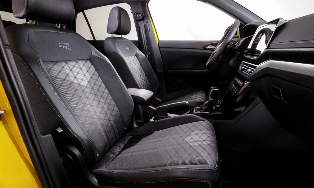 Фото Volkswagen T-Cross — передние сиденья, фото 2. Профиль кресел: боковая поддержка и подголовники. Регулировки с памятью возвращают кресло под водителя одним нажатием — у версий с электроприводом Volkswagen T-Cross — передние сиденья, фото 2