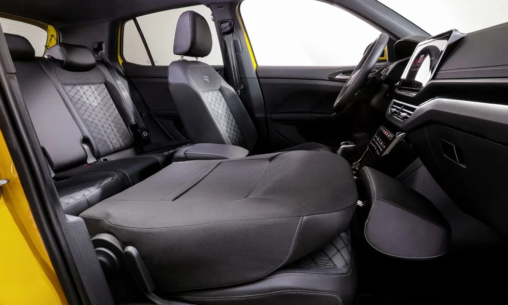 Фото Volkswagen T-Cross — интерьер, фото 3. Общий план салона: архитектура панели, консоль и кресла Volkswagen T-Cross — интерьер, фото 3