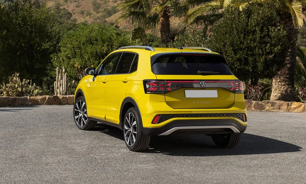 Фото Volkswagen T-Cross — вид сзади, фото 7. Графика фонарей, бампер и оформление пятой двери. Светодиодная полоса или раздельные секции — задняя оптика стала главным украшением кормы Volkswagen T-Cross — вид сзади, фото 7