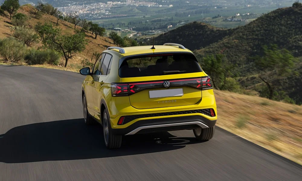 Фото Volkswagen T-Cross — вид сзади, фото 8. Жёлтый кузов сзади — фонари и бампер определяют ночной образ модели Volkswagen T-Cross — вид сзади, фото 8