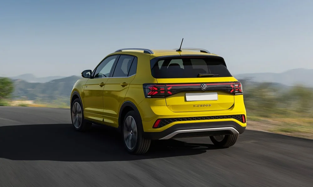 Фото Volkswagen T-Cross — вид сзади, фото 9. Жёлтый кузов сзади — фонари и бампер определяют ночной образ модели Volkswagen T-Cross — вид сзади, фото 9