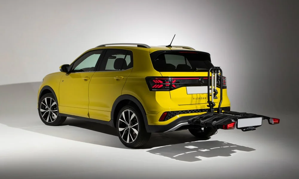 Фото Volkswagen T-Cross — вид сзади, фото 11. Жёлтый кузов сзади — фонари и бампер определяют ночной образ модели. Светодиодная полоса или раздельные секции — задняя оптика стала главным украшением кормы Volkswagen T-Cross — вид сзади, фото 11