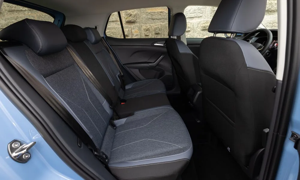 Фото Volkswagen T-Cross — задние сиденья. Второй ряд: профиль дивана, подголовники и обивка из практичной ткани. Крепления ISOFIX для детских кресел — в основании спинки Volkswagen T-Cross — задние сиденья