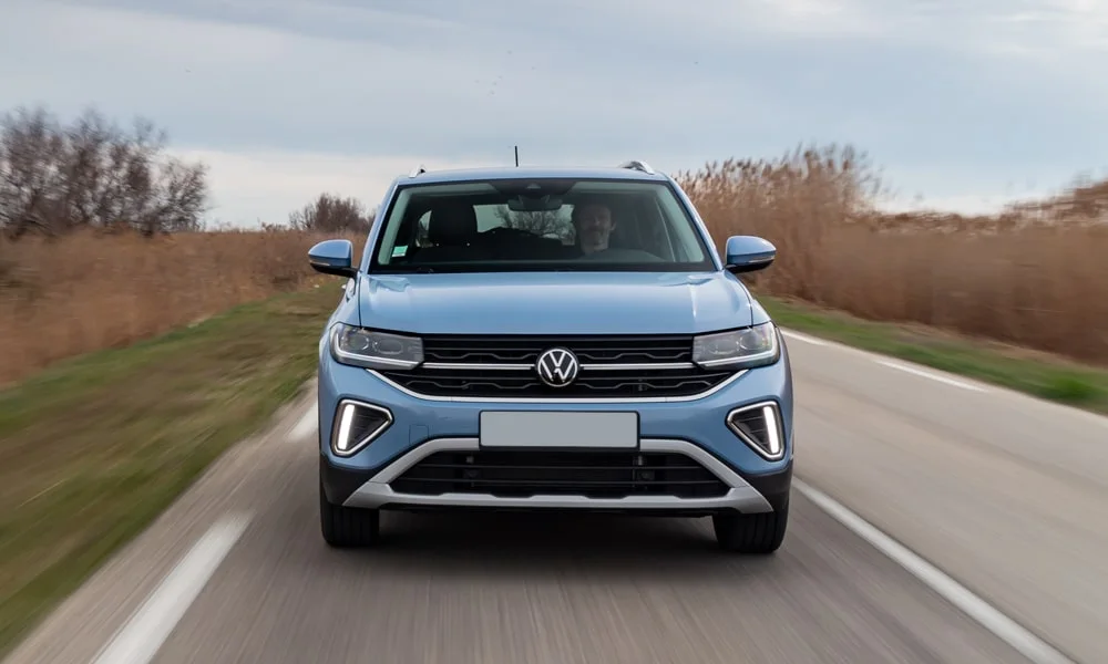 Фото Volkswagen T-Cross — крыша. Крыша сверху: остекление, рейлинги и антенна-плавник. Панорамное стекло зрительно увеличивает салон; шторка спасает в жару Volkswagen T-Cross — крыша