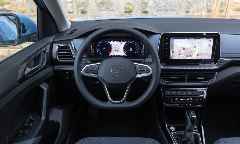 Фото Volkswagen T-Cross — руль. Обшивка обода и компоновка спиц крупным планом Volkswagen T-Cross — руль