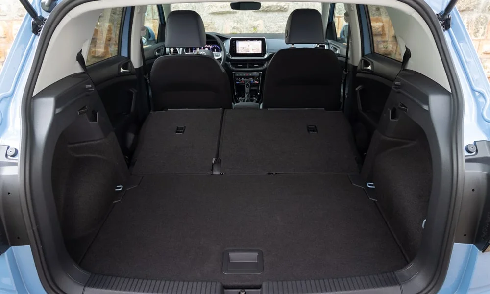 Фото Volkswagen T-Cross — багажник. Форма проёма, ровный пол и организация пространства Volkswagen T-Cross — багажник