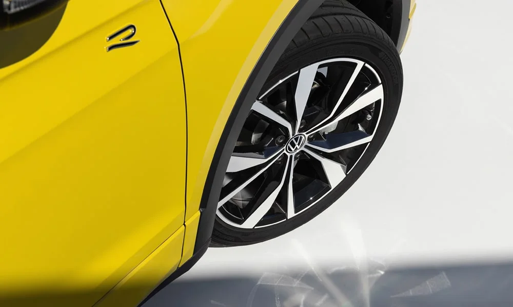 Фото Volkswagen T-Cross — колесо и диск. Дизайн спиц и профиль резины крупным планом. При подборе зимнего комплекта сохраняйте наружный диаметр колеса Volkswagen T-Cross — колесо и диск