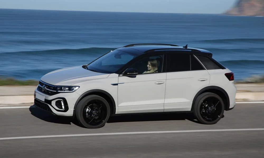 Фото Volkswagen T-Roc — вид спереди, фото 4. Белый кузов, строгая симметрия оптики — базовый ракурс знакомства с дизайном Volkswagen T-Roc — вид спереди, фото 4