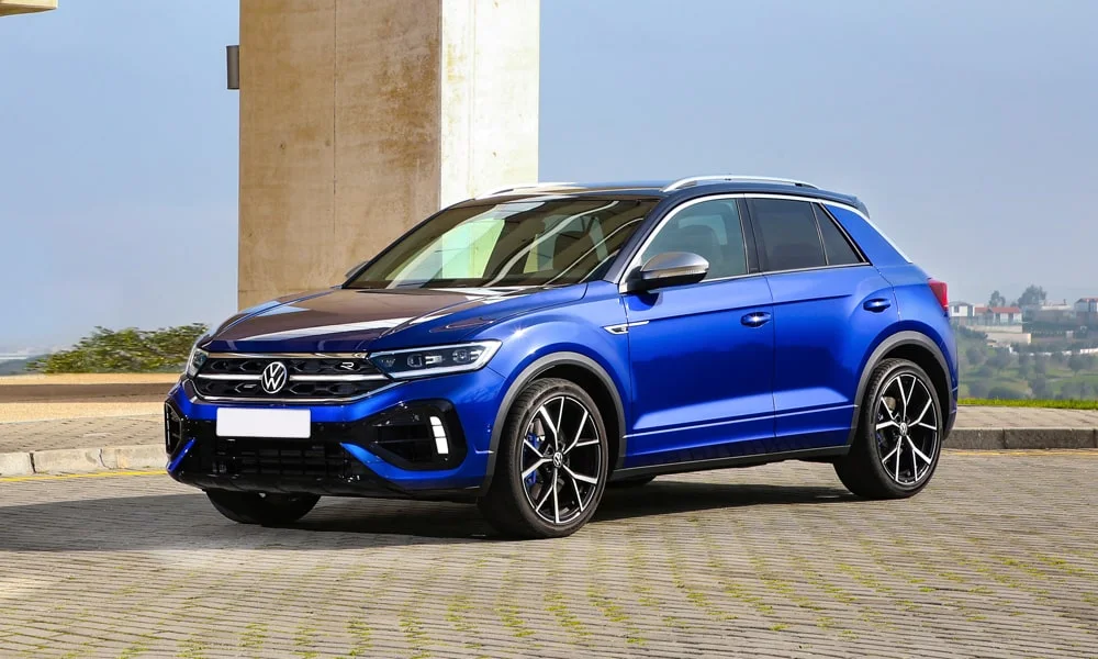 Фото Volkswagen T-Roc — вид спереди, фото 5. Кузов в синем цвете: рисунок оптики и решётки задаёт узнаваемое «лицо» модели Volkswagen T-Roc — вид спереди, фото 5