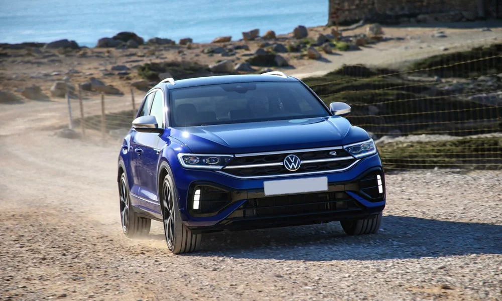 Фото Volkswagen T-Roc — вид спереди, фото 8. Анфас: пропорции капота, посадка кузова и графика ходовых огней. Рисунок ходовых огней — подпись модели, по нему её узнают в потоке Volkswagen T-Roc — вид спереди, фото 8