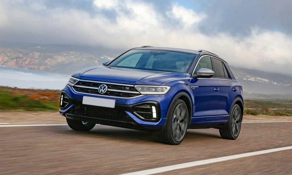 Фото Volkswagen T-Roc — вид спереди, фото 9. Анфас: пропорции капота, посадка кузова и графика ходовых огней Volkswagen T-Roc — вид спереди, фото 9