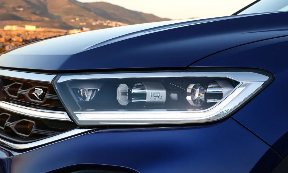 Фото Volkswagen T-Roc — вид спереди, фото 10. Анфас: пропорции капота, посадка кузова и графика ходовых огней. Дневные ходовые огни включаются автоматически с запуском Volkswagen T-Roc — вид спереди, фото 10