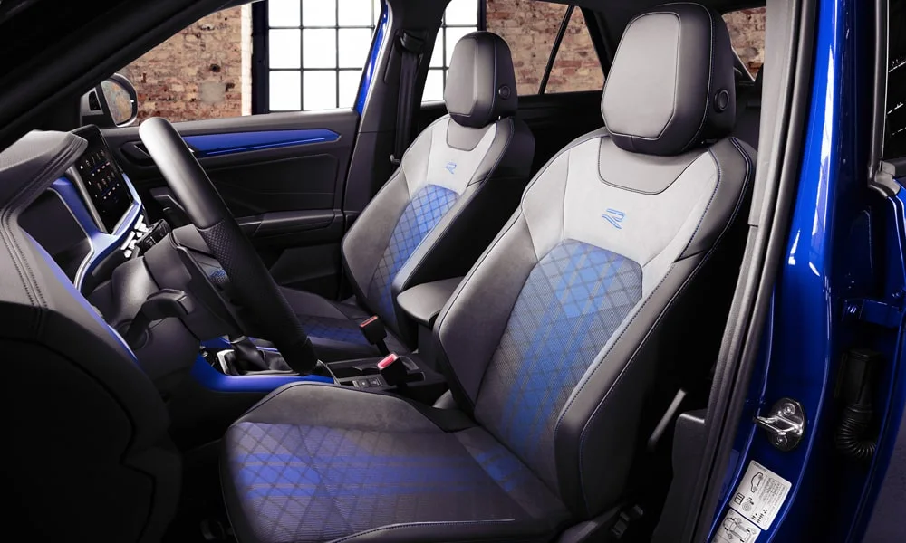 Фото Volkswagen T-Roc — передние сиденья. Передние кресла в перфорированной коже. Регулировки с памятью возвращают кресло под водителя одним нажатием — у версий с электроприводом Volkswagen T-Roc — передние сиденья