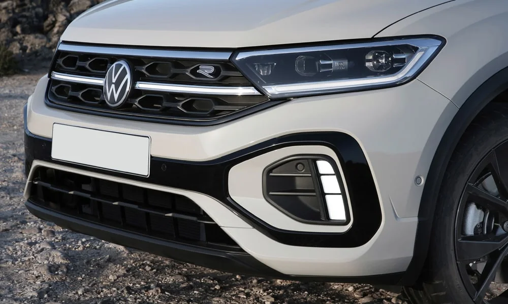 Фото Volkswagen T-Roc — решётка радиатора. Фирменный рисунок облицовки — визитная карточка марки Volkswagen T-Roc — решётка радиатора