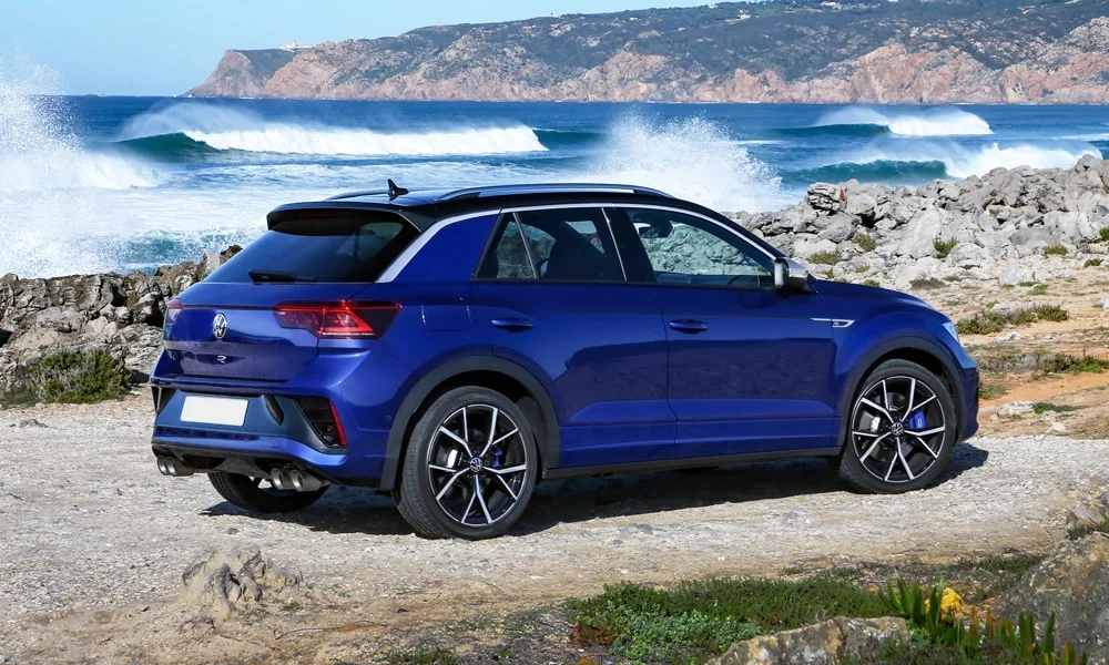 Фото Volkswagen T-Roc — вид сзади, фото 8. Графика фонарей, бампер и оформление пятой двери Volkswagen T-Roc — вид сзади, фото 8