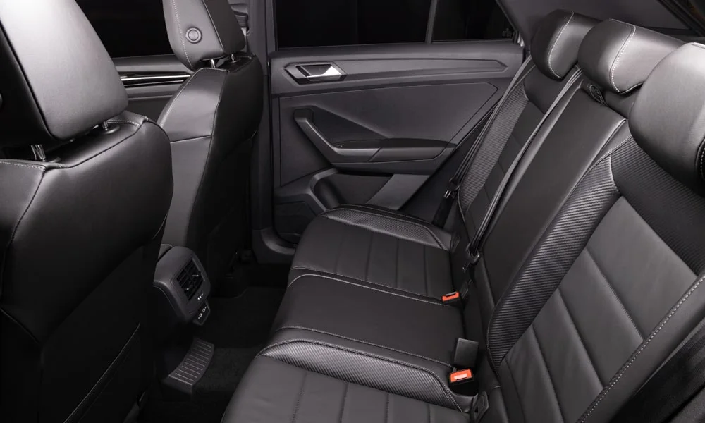 Фото Volkswagen T-Roc — задние сиденья, фото 3. Задний диван в перфорированной коже: посадка и центральный подлокотник. Крепления ISOFIX для детских кресел — в основании спинки Volkswagen T-Roc — задние сиденья, фото 3