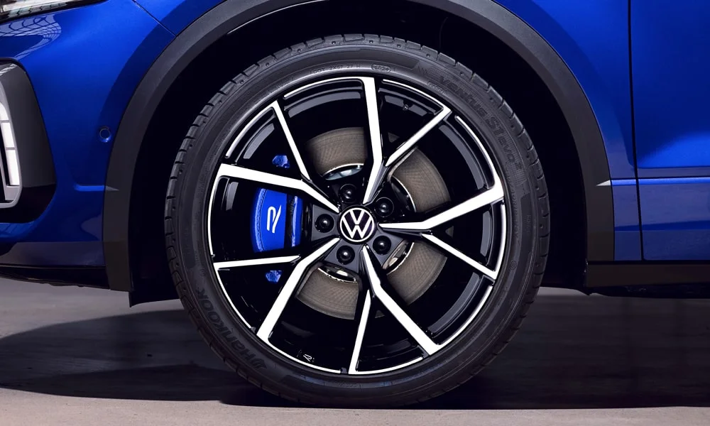 Фото Volkswagen T-Roc — колесо и диск. Дизайн спиц и профиль резины крупным планом. Индекс скорости и нагрузки читается на боковине шины Volkswagen T-Roc — колесо и диск