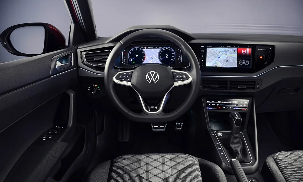 Фото Volkswagen Taigo — передняя панель. Архитектура передней панели: ярусы, вставки и консоль в красно-чёрной гамме. Мягкие материалы верхнего яруса и вставки задают уровень интерьера Volkswagen Taigo — передняя панель