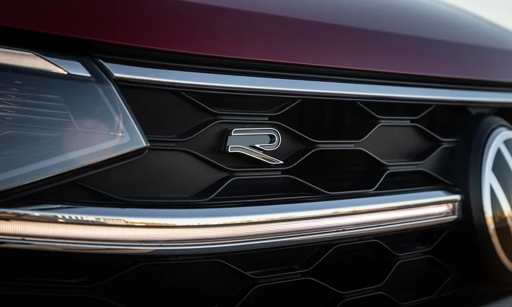 Фото Volkswagen Taigo — решётка радиатора. Фирменный рисунок облицовки — визитная карточка марки. За решёткой у многих комплектаций стоит радар адаптивного круиз-контроля Volkswagen Taigo — решётка радиатора