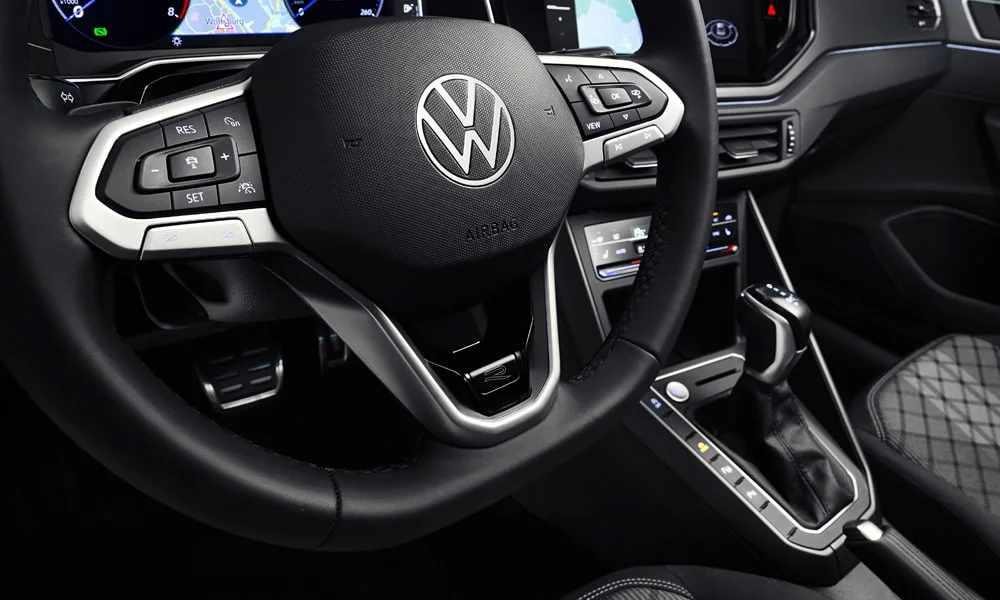 Фото Volkswagen Taigo — руль. Обшивка обода и компоновка спиц крупным планом. Правильная посадка: руки на «9 и 3», приборы читаются поверх обода Volkswagen Taigo — руль