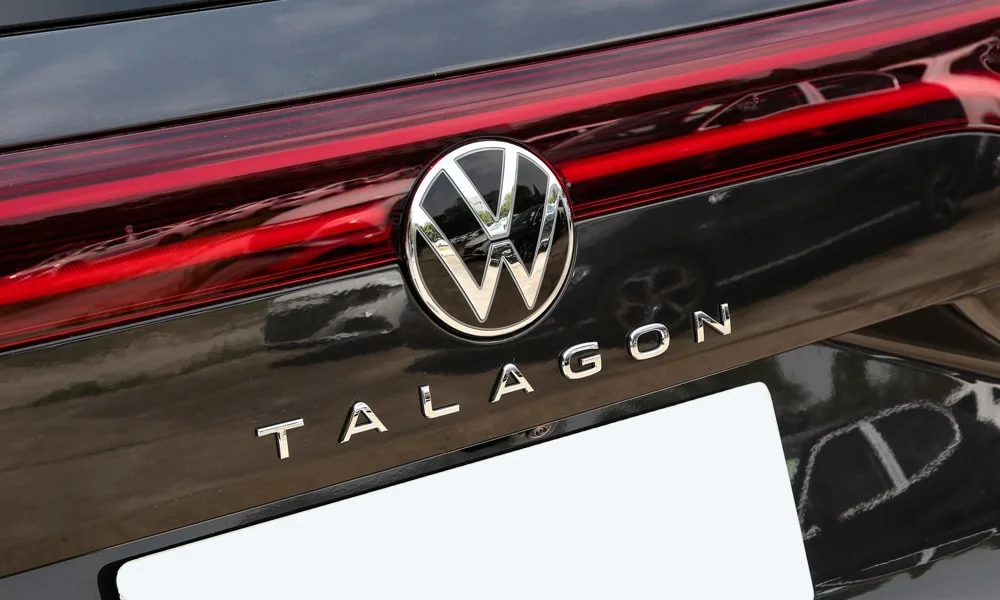 Фото Volkswagen Talagon — эмблема. Логотип марки крупным планом Volkswagen Talagon — эмблема