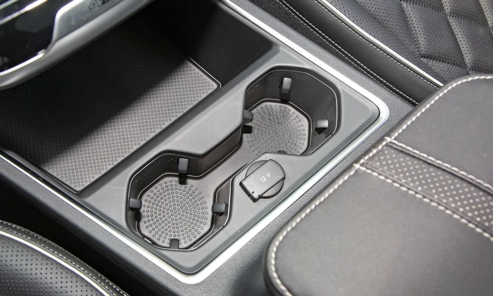 Фото Volkswagen Talagon — центральная консоль. Бокс консоли открыт: организация хранения между креслами Volkswagen Talagon — центральная консоль