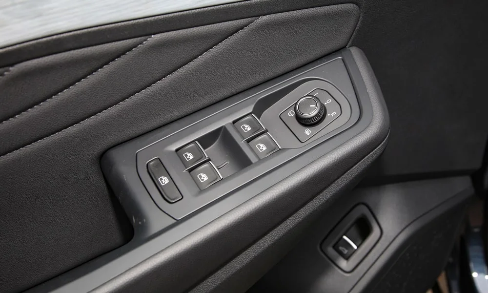 Фото Volkswagen Talagon — кнопки управления. Блок клавиш управления крупным планом. Физические клавиши быстрее сенсорных меню — важно в движении Volkswagen Talagon — кнопки управления