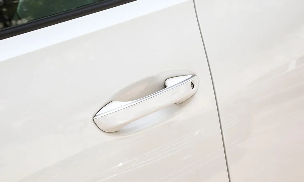 Фото Volkswagen Talagon — дверная ручка. Зона ручки крупным планом: подгонка панелей и кромок. Бесключевой доступ будит машину при касании ручки Volkswagen Talagon — дверная ручка