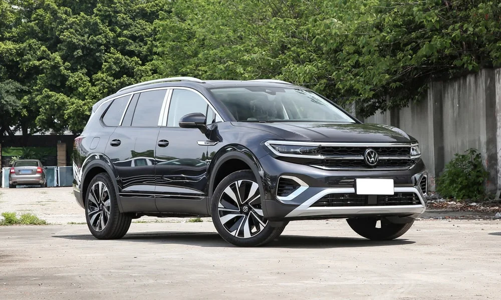 Фото Volkswagen Talagon — вид спереди, фото 3. Оптика, решётка и бампер — первое впечатление о модели. Рисунок ходовых огней — подпись модели, по нему её узнают в потоке Volkswagen Talagon — вид спереди, фото 3