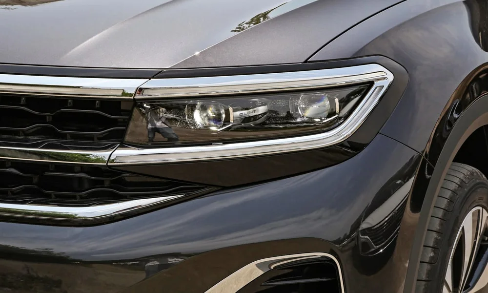 Фото Volkswagen Talagon — вид спереди, фото 4. Кузов в чёрном цвете: рисунок оптики и решётки задаёт узнаваемое «лицо» модели. Рисунок ходовых огней — подпись модели, по нему её узнают в потоке Volkswagen Talagon — вид спереди, фото 4