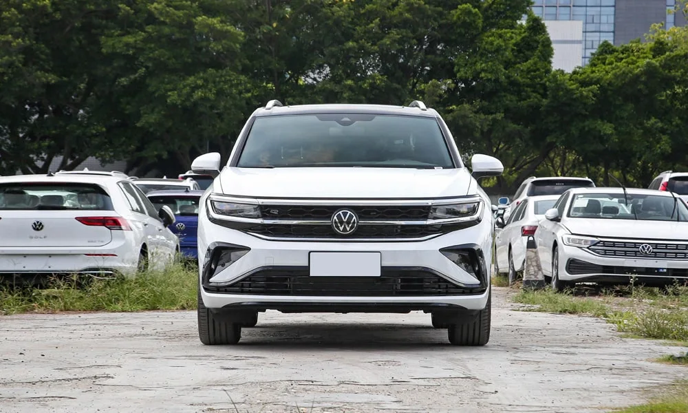 Фото Volkswagen Talagon — вид спереди, фото 5. Оптика, решётка и бампер — первое впечатление о модели. Дневные ходовые огни включаются автоматически с запуском Volkswagen Talagon — вид спереди, фото 5