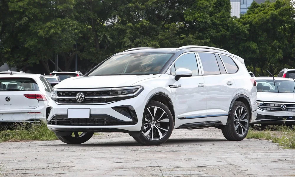 Фото Volkswagen Talagon — вид спереди, фото 6. Кузов в белом цвете: рисунок оптики и решётки задаёт узнаваемое «лицо» модели Volkswagen Talagon — вид спереди, фото 6