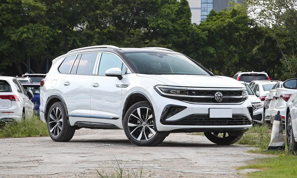 Фото Volkswagen Talagon — вид спереди, фото 7. Кузов в белом цвете: рисунок оптики и решётки задаёт узнаваемое «лицо» модели. Рисунок ходовых огней — подпись модели, по нему её узнают в потоке Volkswagen Talagon — вид спереди, фото 7