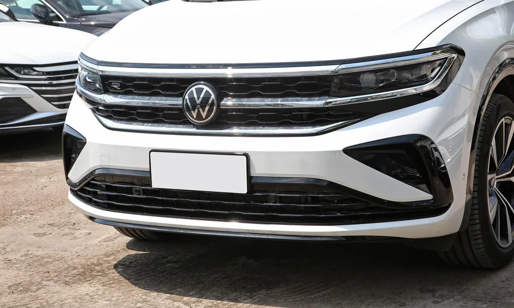 Фото Volkswagen Talagon — вид спереди, фото 8. Передок в белом исполнении — крупная светотехника и выразительный бампер. Рисунок ходовых огней — подпись модели, по нему её узнают в потоке Volkswagen Talagon — вид спереди, фото 8